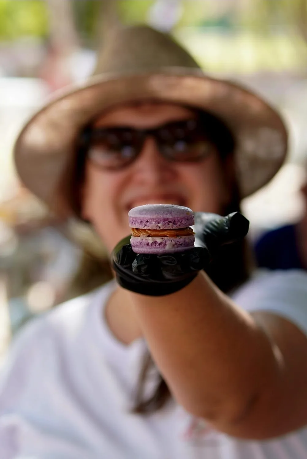 Macaron artesanal Delita sendo apresentado em uma feira