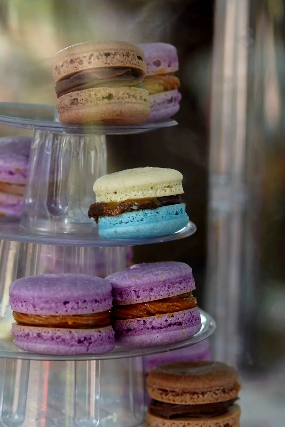 Detalhe de macarons artesanais Delita em torre expositora