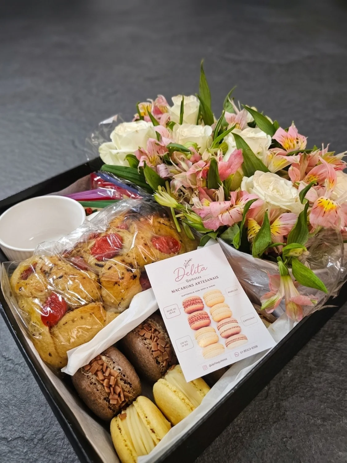 Kit presente Delita com flores, focaccia, macarons e xícara